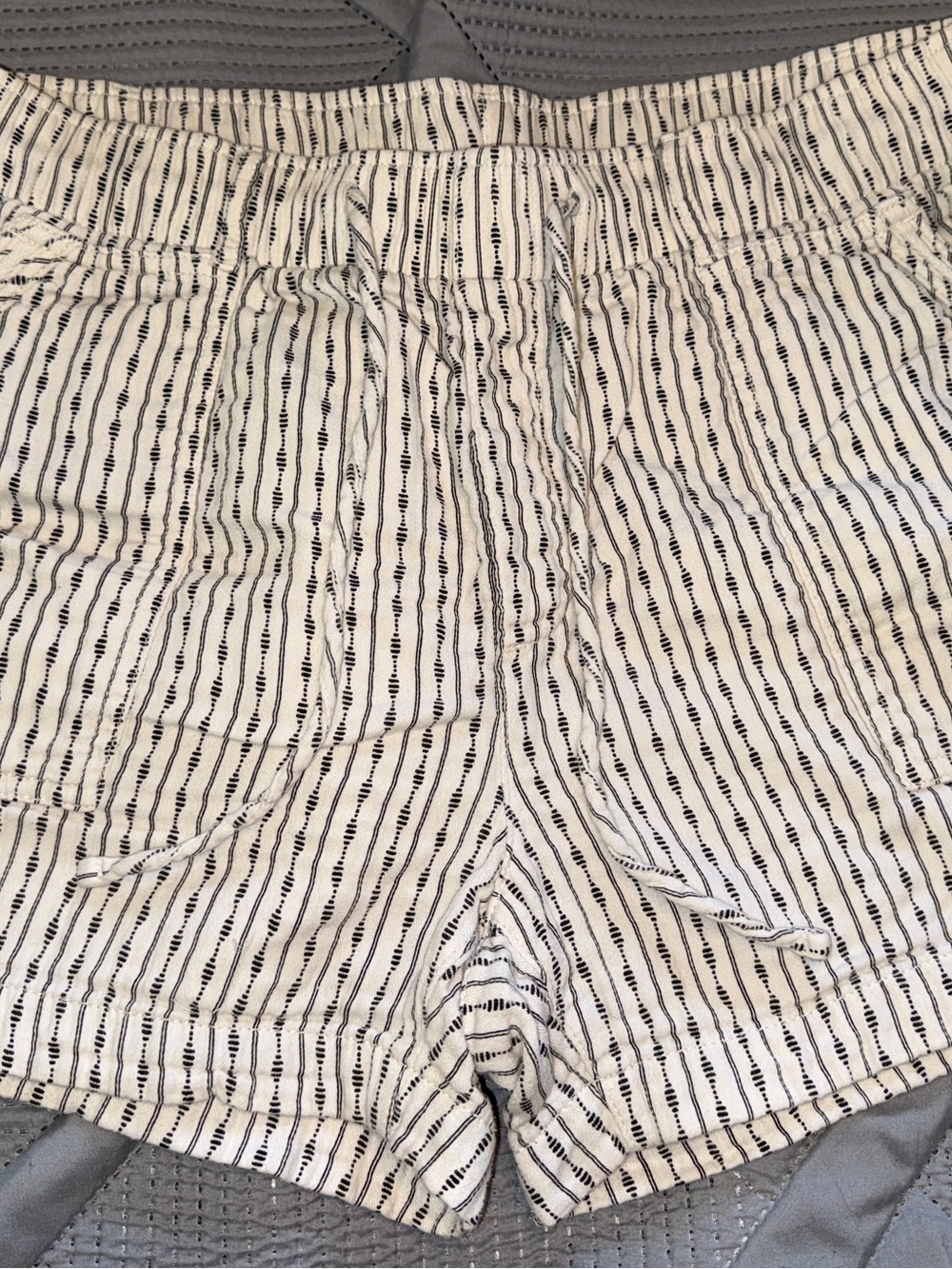 Old Navy Women’s Black & White Striped Elastic Waist Shorts, Size Medium
